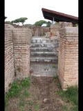 08088 ostia - regio v - insula ii - terme del filosofo (v,ii,6-7) - treppe zu raum (16) - frigidarium.jpg